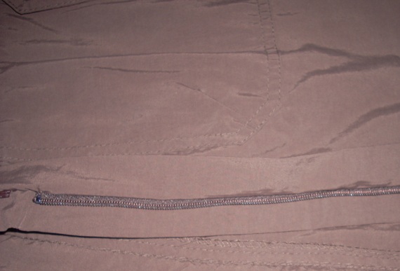 Leg zipper detail