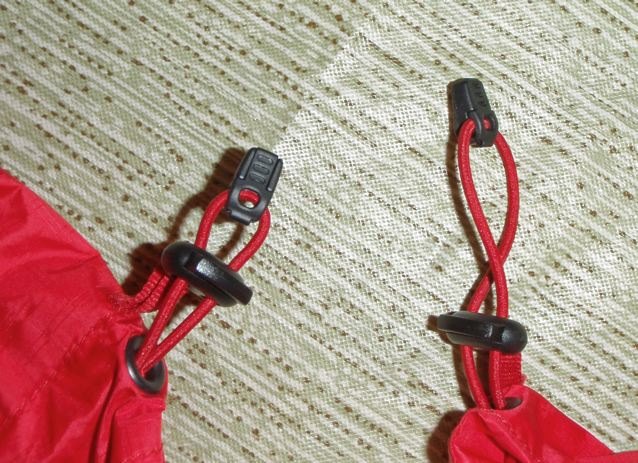 Cinch cords with toggles and plastic pull tab